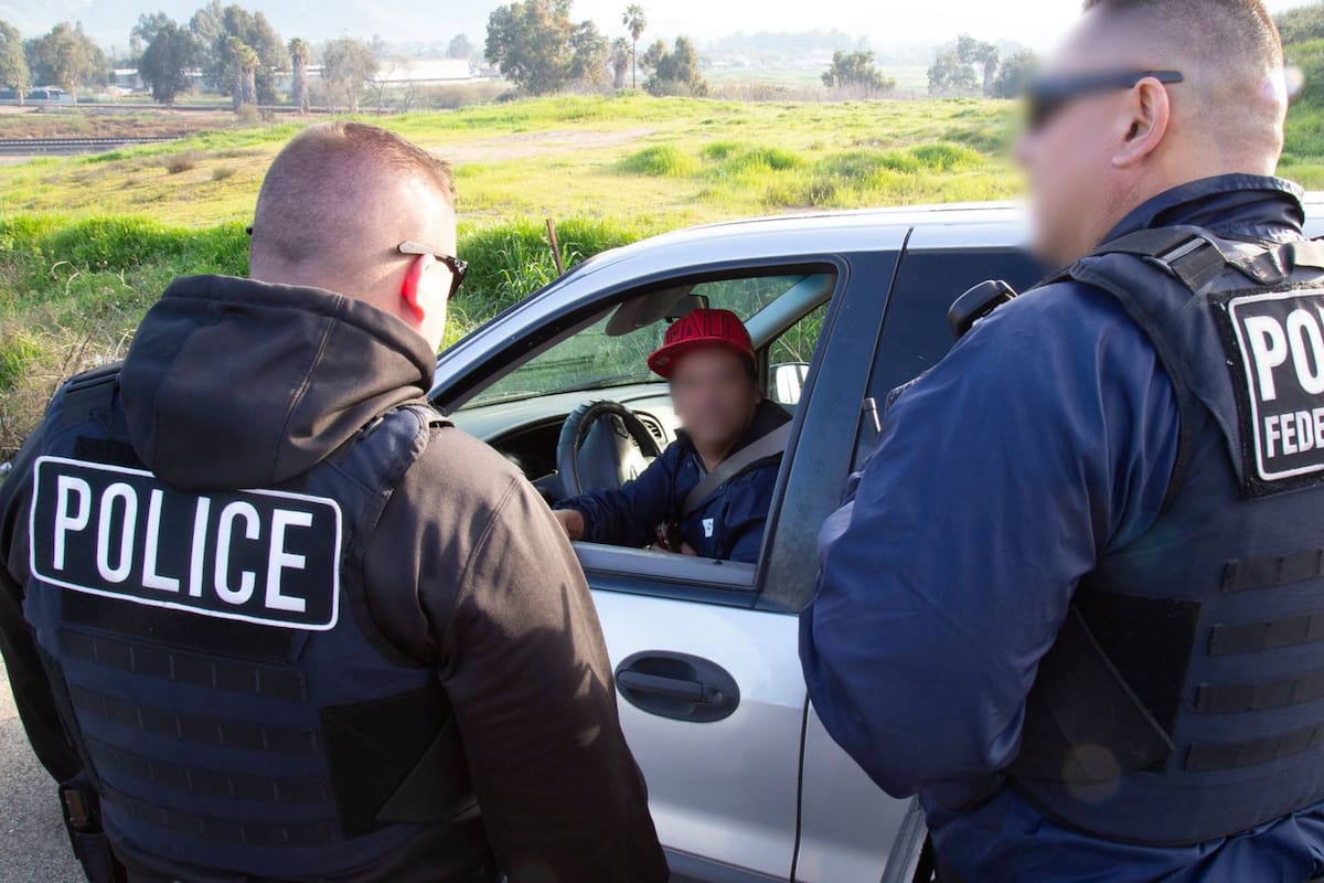 Estos son los derechos y pasos a seguir cuando el ICE te detiene en una parada de tráfico
