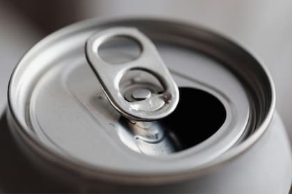 Estos son los peligros de consumir bebidas de latas de aluminio sin lavarlas