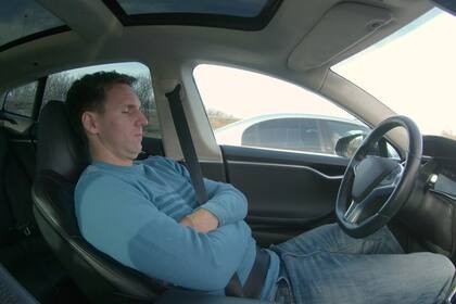 “Estoy avergonzado”: se durmió 40 kilómetros con el autopilot y lo detuvo la policía