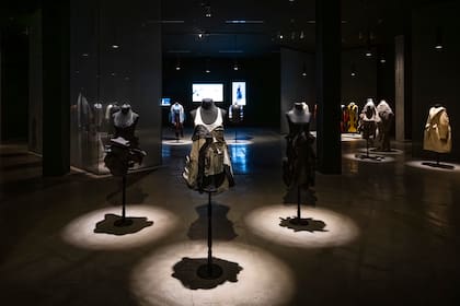 “Estoy contenta de ser parte de esta generación de diseñadores que trajo el arte a la moda”, dijo en el Moderno Cora Groppo, diseñadora de los vestidos que se ven en primer plano