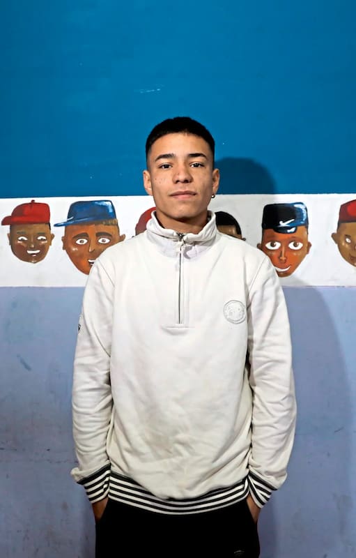 “Estoy muy arrepentido. Yo era muy chico y quería sentir que mi vida podía ser buena”, cuenta Fabrizio, hoy de 20 años, al recordar cuando de adolescente empezó a vender drogas y robar
