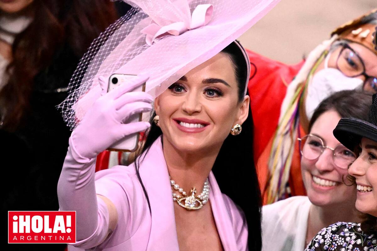 “Estoy muy emocionada”, dijo Katy Perry en sus redes. Vestida con un increíble diseño de Vivienne Westwood, la cantante también contó en Twitter que no encontraba su lugar en la abadía.
