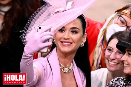 “Estoy muy emocionada”, dijo Katy Perry en sus redes. Vestida con un increíble diseño de Vivienne Westwood, la cantante también contó en Twitter que no encontraba su lugar en la abadía.