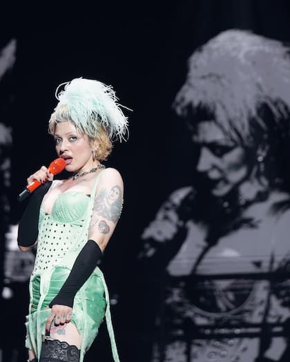“Estoy muy emocionada”, dijo Laferte a LA NACIÖN. Además, elogió al público argentino por la pasión con la que viven las cosas: “Con la misma intensidad que viven el fútbol siento que viven los conciertos y amo eso”