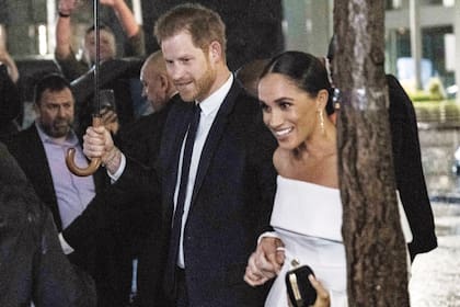 “Estoy muy, muy feliz, en paz. Estoy en el mejor lugar que alguna vez pude haber estado. Tengo dos hijos hermosos y una mujer increíble”, respondió Harry a Tom Bradby, de ITV, cuando el periodista le preguntó si era feliz.
