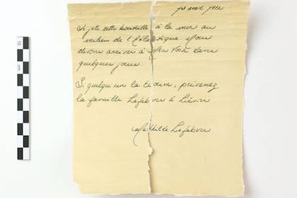 “Estoy tirando esta botella al mar en medio del Atlántico", dice el mensaje de Mathilde Lefebvre, pasajera del Titanic, que viajaba a Estados Unidos para reencontrar a su padre