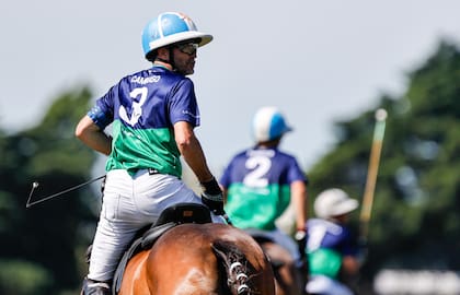 "Estoy un poco enojado por cómo estoy jugando, pero es normal. No estoy recuperado del todo de la mano", comentó Adolfo Cambiaso, que ordena a La Natividad-La Dolfina pero todavía no le da mucho en el juego.