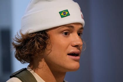 Estrella del esquí de Brasil tiene dos metas: ganar y aprender su himno nacional