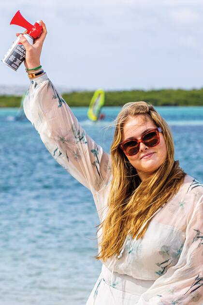 Estrella del tour real por el Caribe, da la orden de largada para la carrera de windsurf.