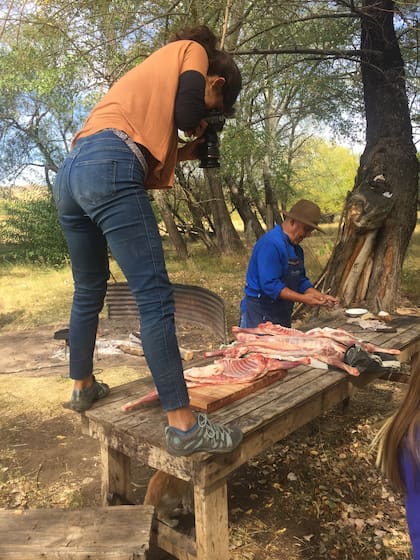 Estrella hace peripecias para fotografiar un chivo en la Estancia Chochoy Mallin del norte neuquino.