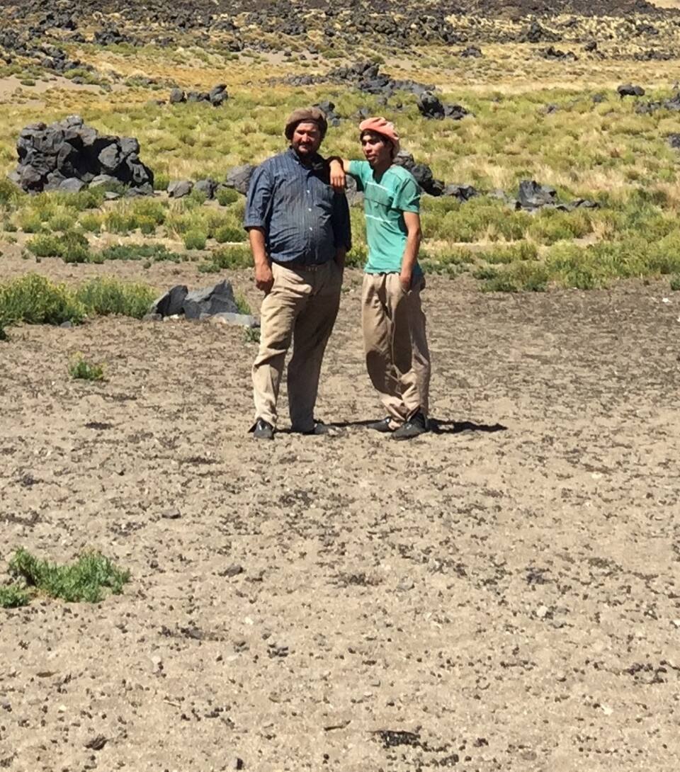 Estrella hace fotos durante la vendimia en San Patricio del Chañar, Neuquén.