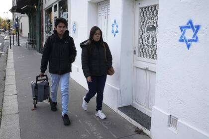 Estrellas de David pintadas en la pared de una casa en París; el jefe de policía de París, Laurent Núñez, describió el graffiti como antisemita y dijo que la policía está investigando
