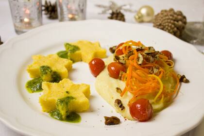 Estrellas de polenta con pesto de verduras frescas, puré de papas y nueces glaseadas