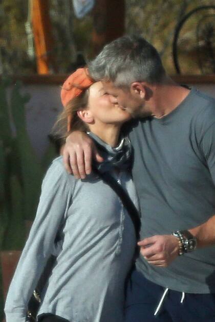 In fraganti. Renée Zellweger con su nuevo novio, Ant Anstead, fueron capturados besándose por los paparazzi