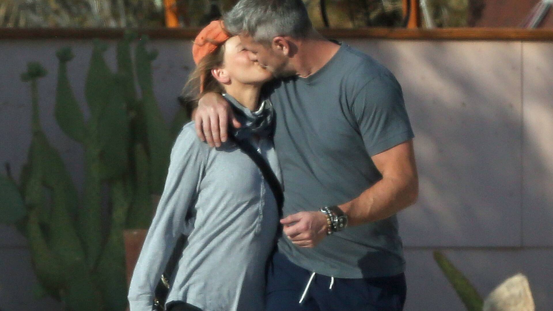 In fraganti. Renée Zellweger con su nuevo novio, Ant Anstead, fueron capturados besándose por los paparazzi