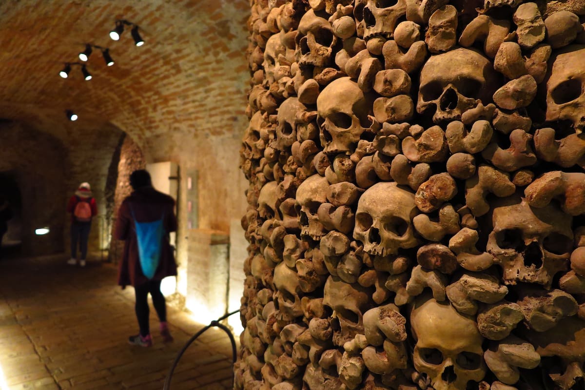 Estremecedor: en el centro de Brno, la segunda ciudad más importante de República Checa, un osario subterráneo cuidadosamente ordenado con restos de más de 50.000 personas