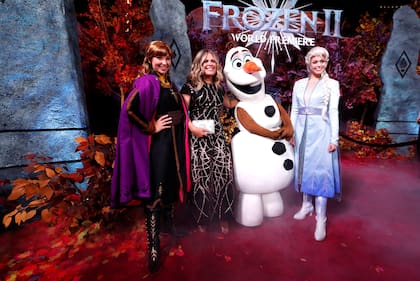 Jennifer Lee, guionista y codirectora del film (junto a Chris Buck) con los personajes de la película