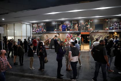 Una postal de la nueva normalidad en la entrada del teatro Broadway, donde el público mantenía la distancia social esperando el comienzo de la función de "Un estreno, un velorio"