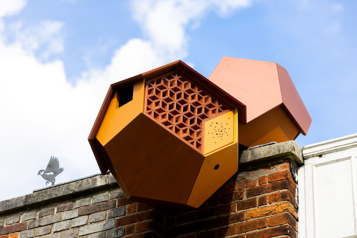 Estructura diseñada en la terraza de una de las sedes de las Serpentine Galleries para recibir visitas de distintas especies