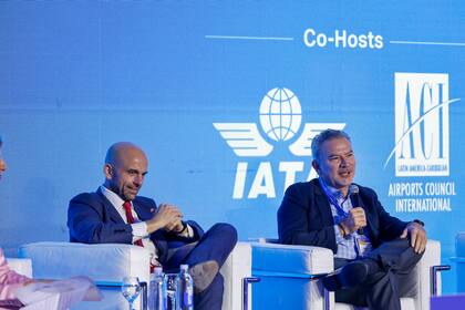 Estuardo Ortiz, junto al secretario de Transporte, Franco Mogetta, durante uno de los paneles del Aviation Day Argentina