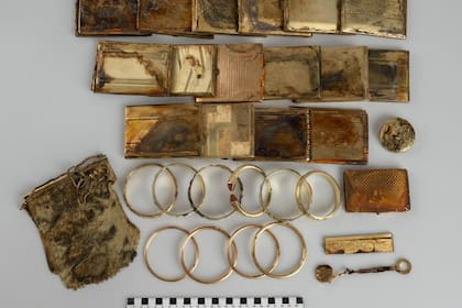 Estuches de cigarrillos, pulseras, una bolsa de alambre, un peine, una cadena y un estuche de polvos compactos conforman el hallazgo