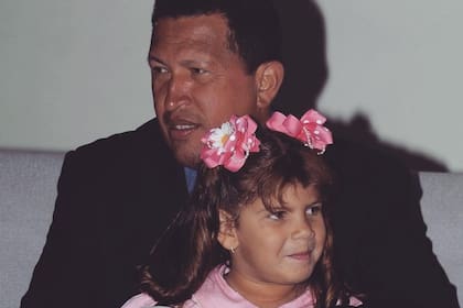 Estudian en el extranjero y se alojan en hoteles exclusivos mientras las calles de su país se llenan de manifestantes