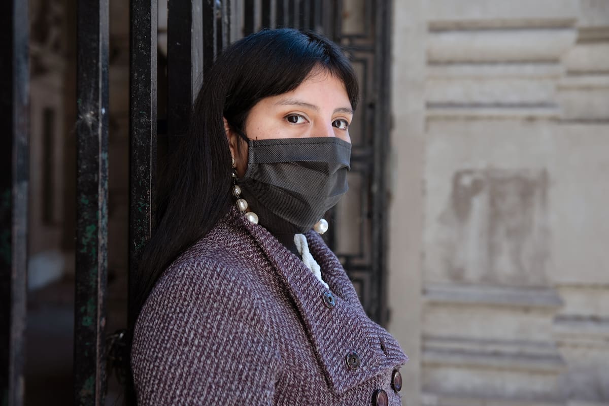 Estudiante de Arte e integrante del colectivo Identidad Marrón, Flora Alvarado lucha por desarmar las barreras invisibles que el racismo estructural les impone a las personas que no son blancas