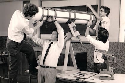 Estudiantes arman un telescopio junto a un docente en una de las aulas del Colegio Bayard