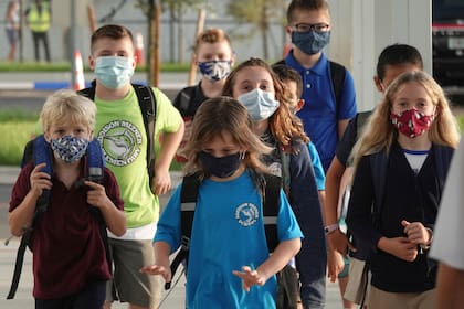 Estudiantes arriban a la escuela Addison Mizner en Boca Raton, Florida, el 10 de agosto del 2021. (Joe Cavaretta/South Florida Sun-Sentinel vía AP)