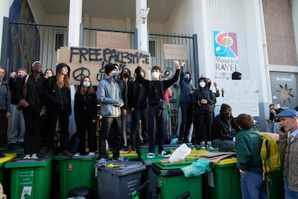 Estudiantes bloquean el acceso a una escuela durante una protesta contra los recortes presupuestarios, en París