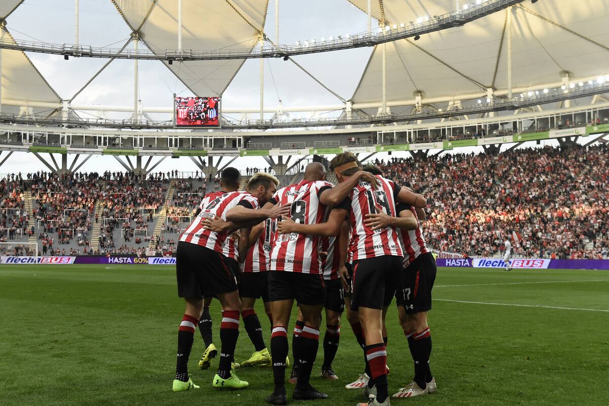 Estudiantes celebra su último gol como local en el estadio Ciudad de La Plata, el del 1-0 frente a Talleres; desde 2006 era local allí.