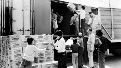 Estudiantes chilenos intentan distribuir alimentos luego de que se bloqueara el suministro tras el paro de octubre