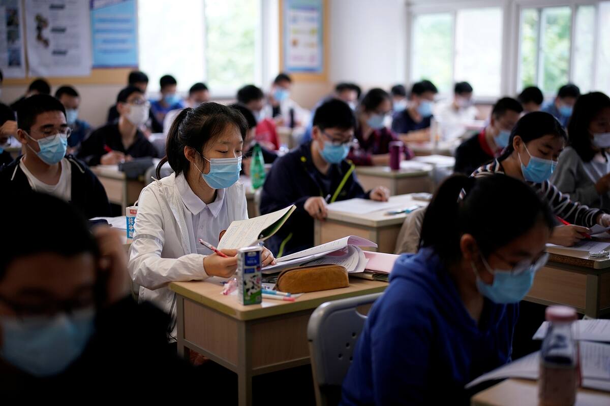Estudiantes con barbijos en una escuela de Shangai, en China