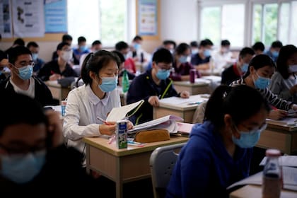 Estudiantes con barbijos en una escuela de Shangai, en China