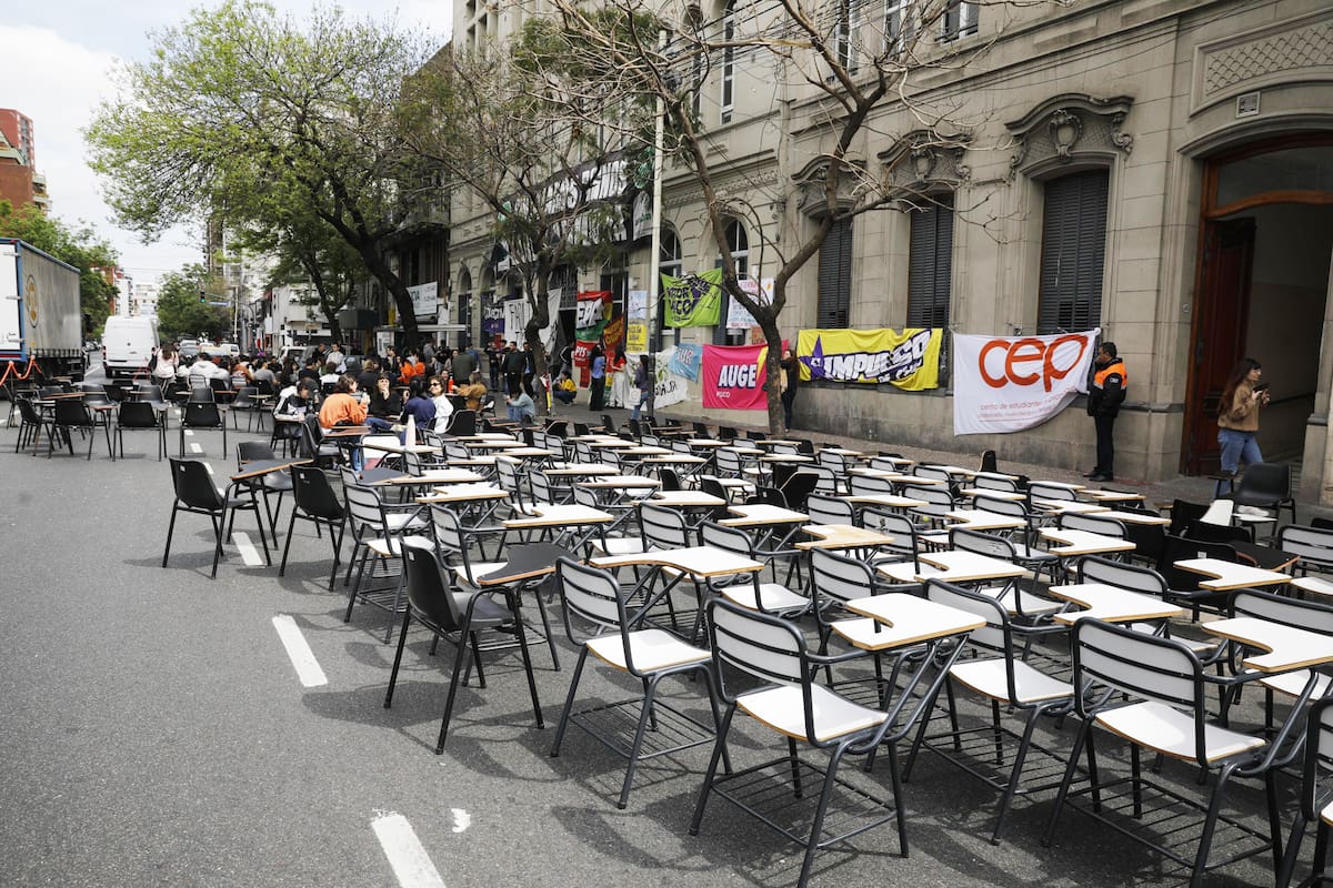 Estudiantes con pupitres improvisados y pancartas frente a la sede de Psicología de la UBA