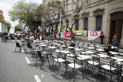 Estudiantes con pupitres improvisados y pancartas frente a la sede de Psicología de la UBA