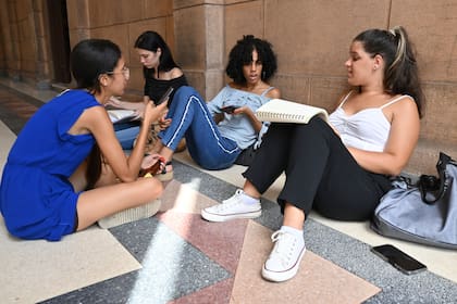 Estudiantes cubanos protagonizan inusual protesta por aumento de tarifas de internet