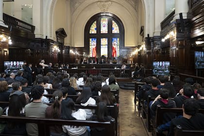 Estudiantes de 14 escuelas desarrollaron cada paso de un debate oral en Tribunales
