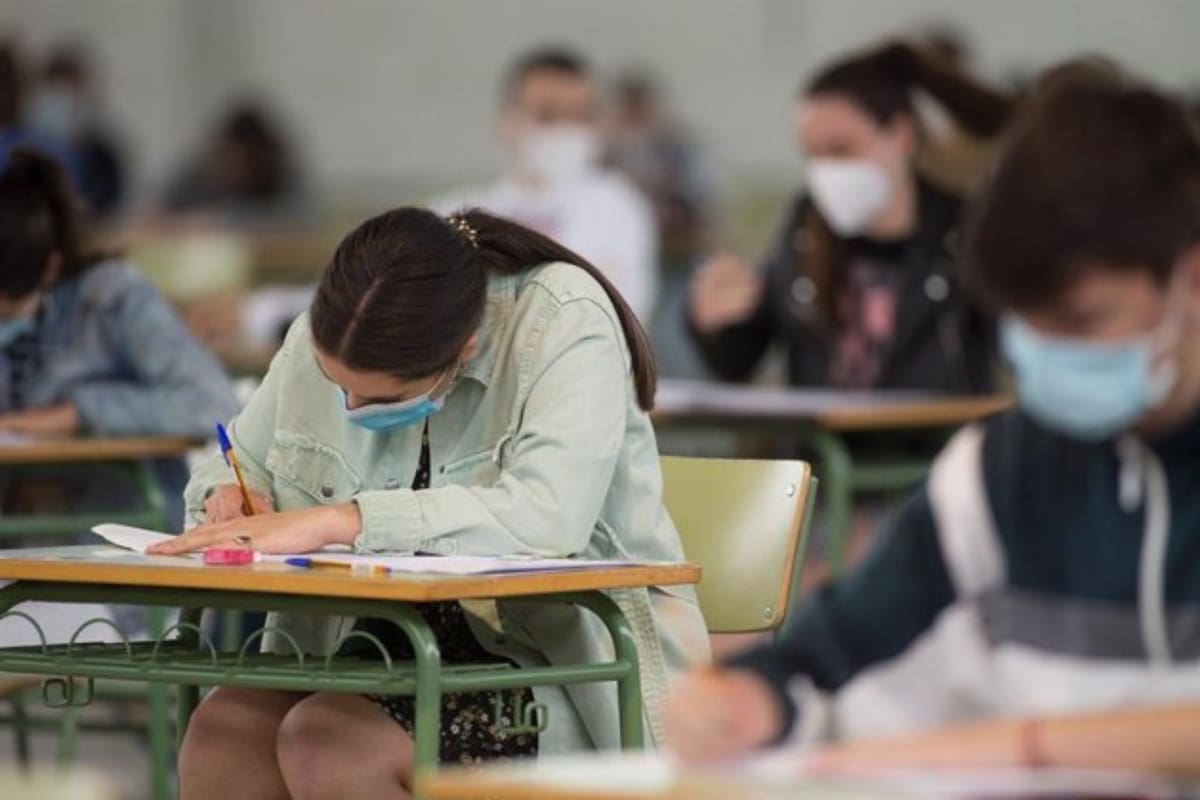 Estudiantes de bachillerato realizan los exámenes de Selectividad en Viveiro, España
