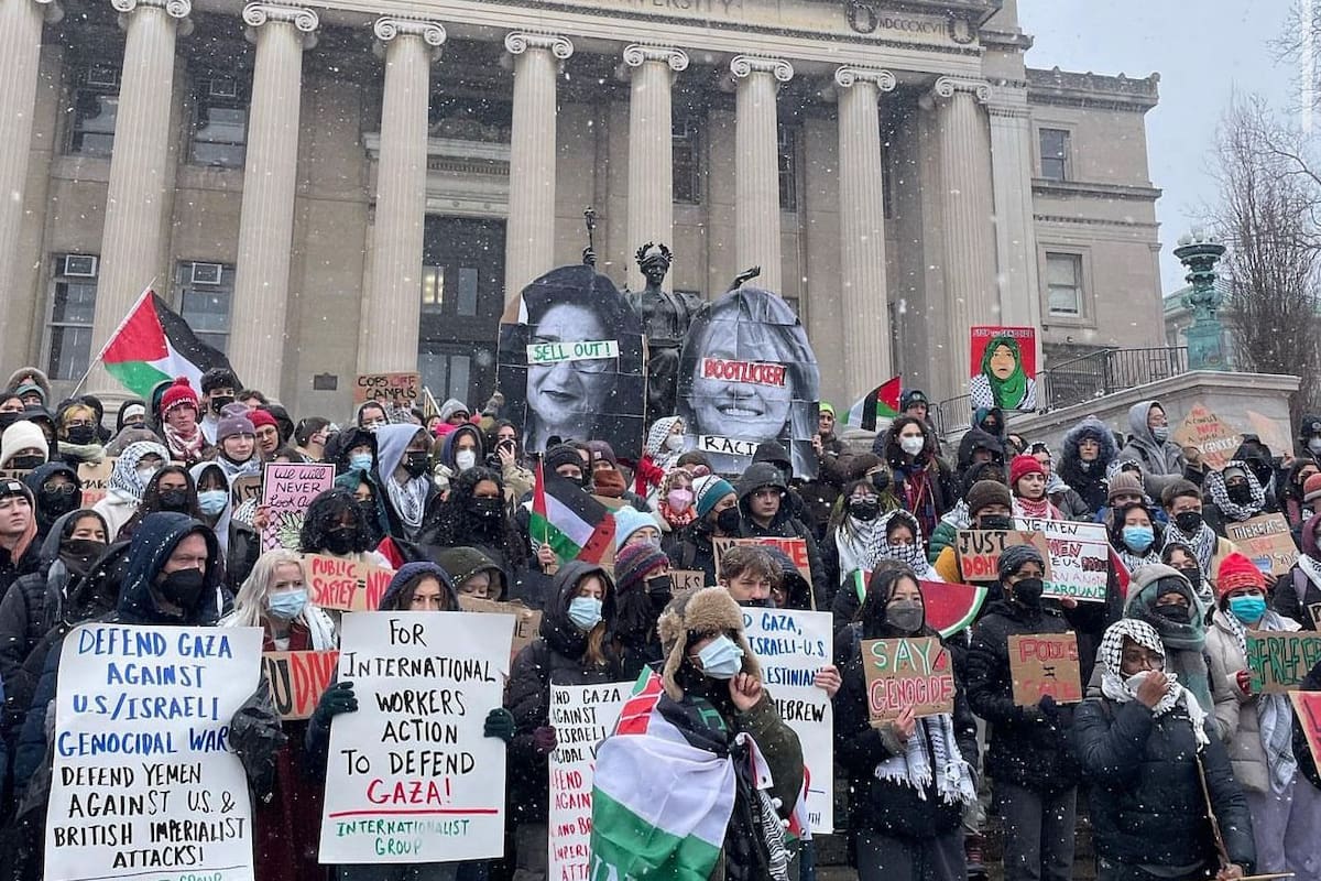 Estudiantes de Columbia se reúnen frente a la biblioteca de la universidad en la nieve para "detener la máquina de guerra estadounidense" y pedir un alto el fuego