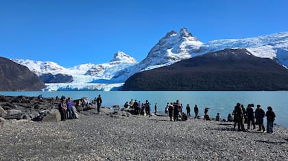Estudiantes de escuelas de El Calafate y El Chaltén disfrutan de una tarde soleadaen el Parque Nacional Los Glaciares