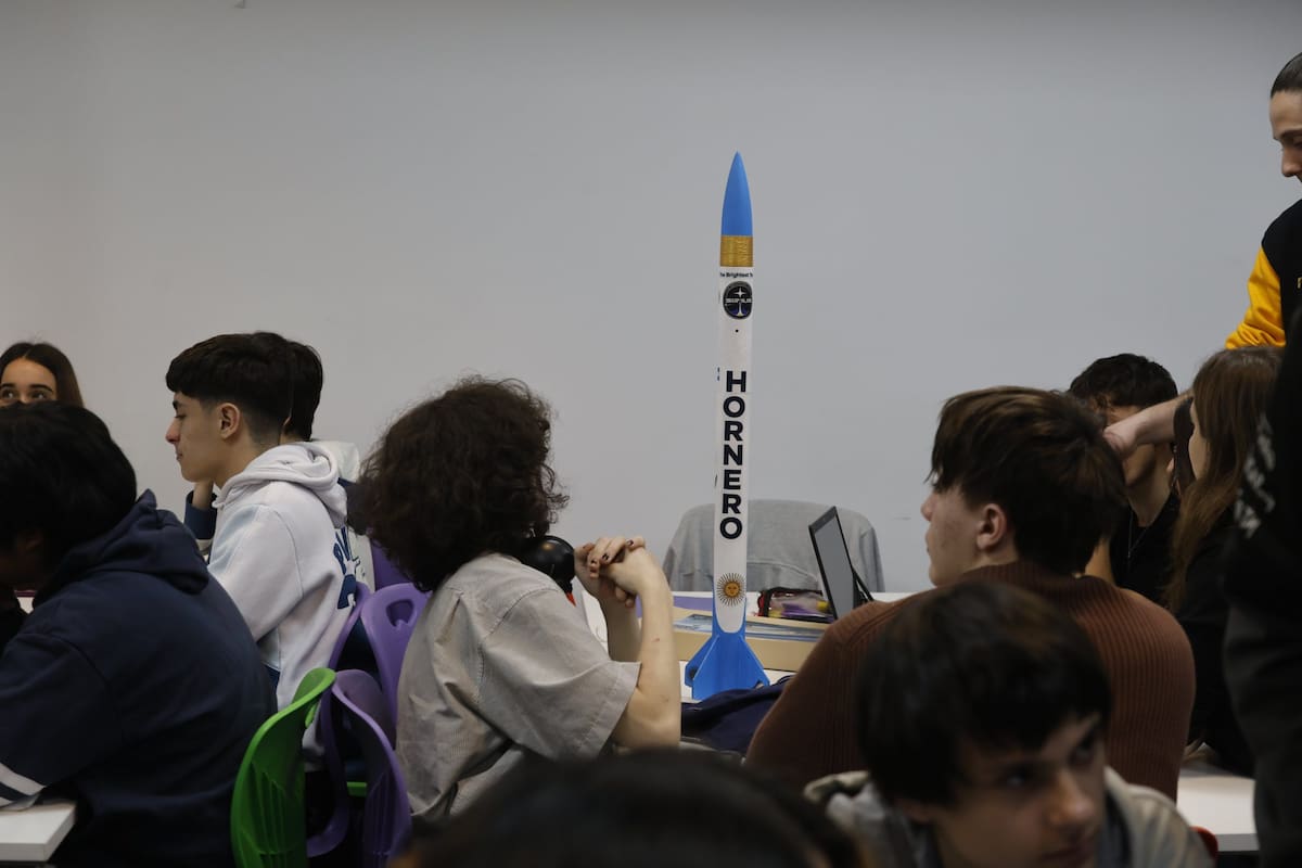 Estudiantes de escuelas técnicas participaron de una experiencia vinculada con diseñar, construir y lanzar cohetes