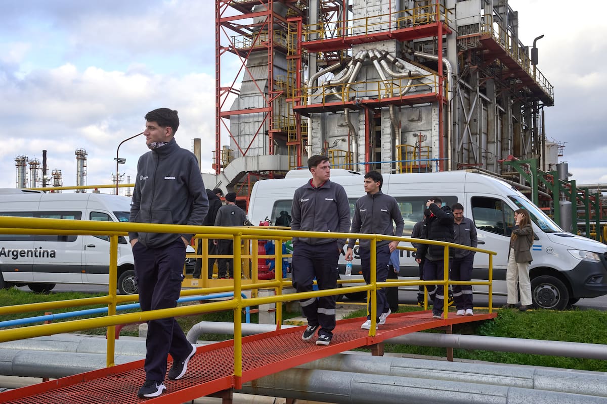 Estudiantes de escuelas técnicas recorrieron la Refinería La Plata de YPF como parte del programa “Técnicos del Futuro” de Scania.