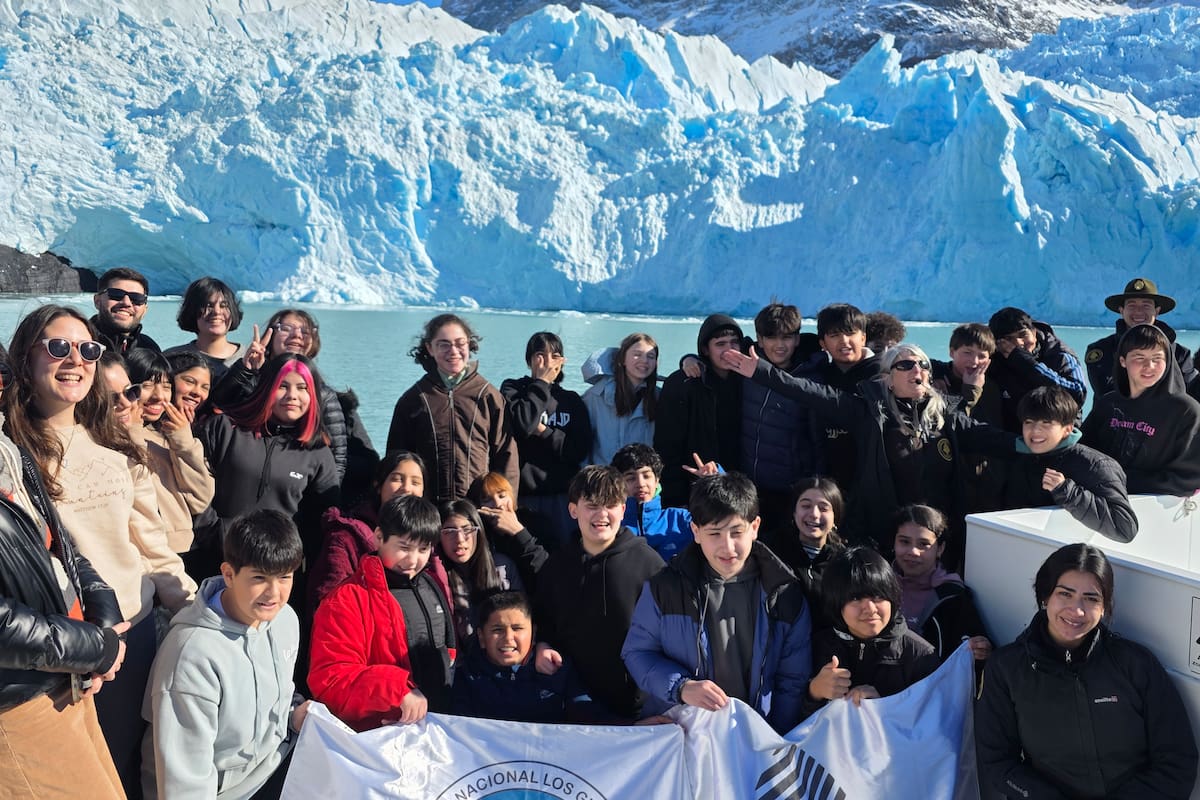 Estudiantes de la escuela Joven Labrador, junto a sus docentes y personal de Parques Nacionales con el glaciar Speghazzini de fondo
