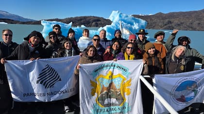 Estudiantes de la Escuela Laboral de El Chaltén, en el Lago Argentino