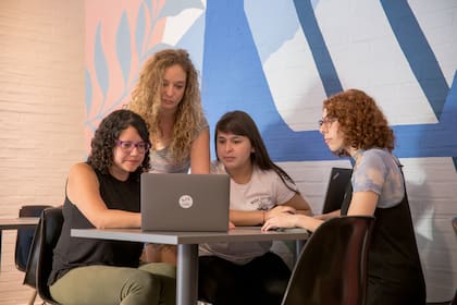 Estudiantes de la Jedi Academy practicando lo aprendido en las clases