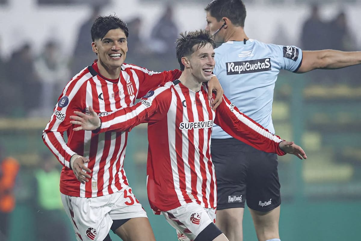 Estudiantes de La Plata festeja la victoria sobre Barracas Central; detrás, el árbitro Ramírez