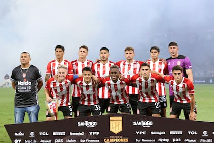 Estudiantes de La Plata fue muy superior a Vélez en el Trofeo de Campeones; lo goleó por 3 a 0 y se quedó con el último título del año