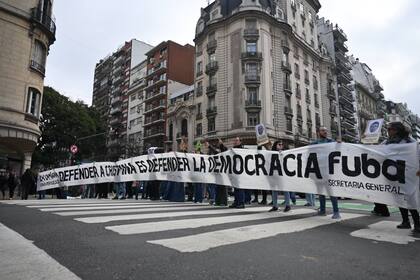 Estudiantes de la UBA cortaron avenida Córdoba en apoyo a Cristina Kirchner por la condena de Vialidad