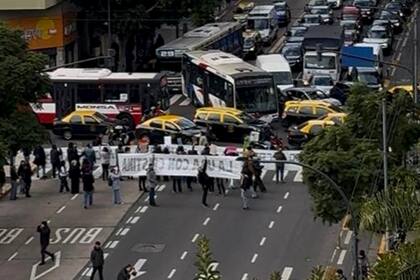 Estudiantes de la UBA cortaron avenida Córdoba en apoyo a Cristina Kirchner por la condena de Vialidad